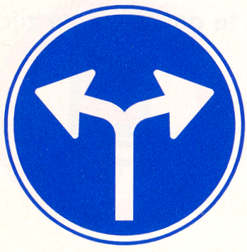 Gebod tot het volgen van één van de rijrichtingen die op het bord zijn aangegeven Gebod tot het volgen van één van de rijrichtingen die op het bord zijn aangegeven