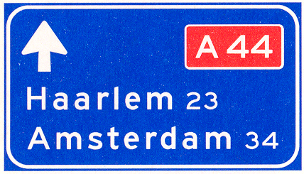 Lage beslissingwegwijzer langs autosnelweg voor de doorgaande richting, met interlokale doelen en routenummer autosnelweg Lage beslissingwegwijzer langs autosnelweg voor de doorgaande richting, met interlokale doelen en routenummer autosnelweg