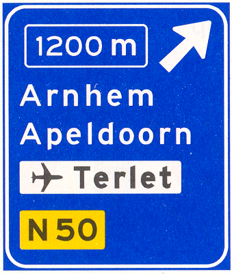 Voorwegwijzer langs autosnelweg voor de afgaande richting, met afstandaanduiding, afritnummer, interlokale doelen (bovenste doel = afritnaam), verwijzing naar vliegveld/luchthaven en routenummer niet-autosnelweg Voorwegwijzer langs autosnelweg voor de afgaande richting, met afstandaanduiding, afritnummer, interlokale doelen (bovenste doel = afritnaam), verwijzing naar vliegveld/luchthaven en routenummer niet-autosnelweg