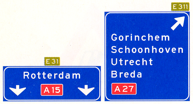 Hoge beslissingswegwijzer langs autosnelweg met rijstrookpaneel voor de doorgaande richting en aftakkingspaneel voor de afgaande richting, met interlokale doelen, routenummers autosnelwegen en Europese hoofdroutes Hoge beslissingswegwijzer langs autosnelweg met rijstrookpaneel voor de doorgaande richting en aftakkingspaneel voor de afgaande richting, met interlokale doelen, routenummers autosnelwegen en Europese hoofdroutes