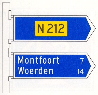 Beslissingswegwijzer langs niet-autosnelweg met interlokale doelen en routenummer niet-autosnelweg Beslissingswegwijzer langs niet-autosnelweg met interlokale doelen en routenummer niet-autosnelweg