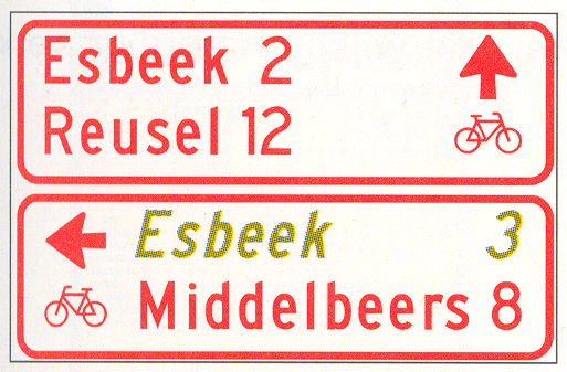 Wegwijzer voor fietsers en bromfietsers (stapelbord), met interlokale doelen en een via een alternatieve route te bereiken doel (cursief) Wegwijzer voor fietsers en bromfietsers (stapelbord), met interlokale doelen en een via een alternatieve route te bereiken doel (cursief)