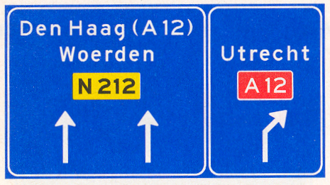 Voorsorteren op niet-autosnelweg. Bord met interlokale doelen, routenummers en verwijzing naar autosnelweg Voorsorteren op niet-autosnelweg. Bord met interlokale doelen, routenummers en verwijzing naar autosnelweg